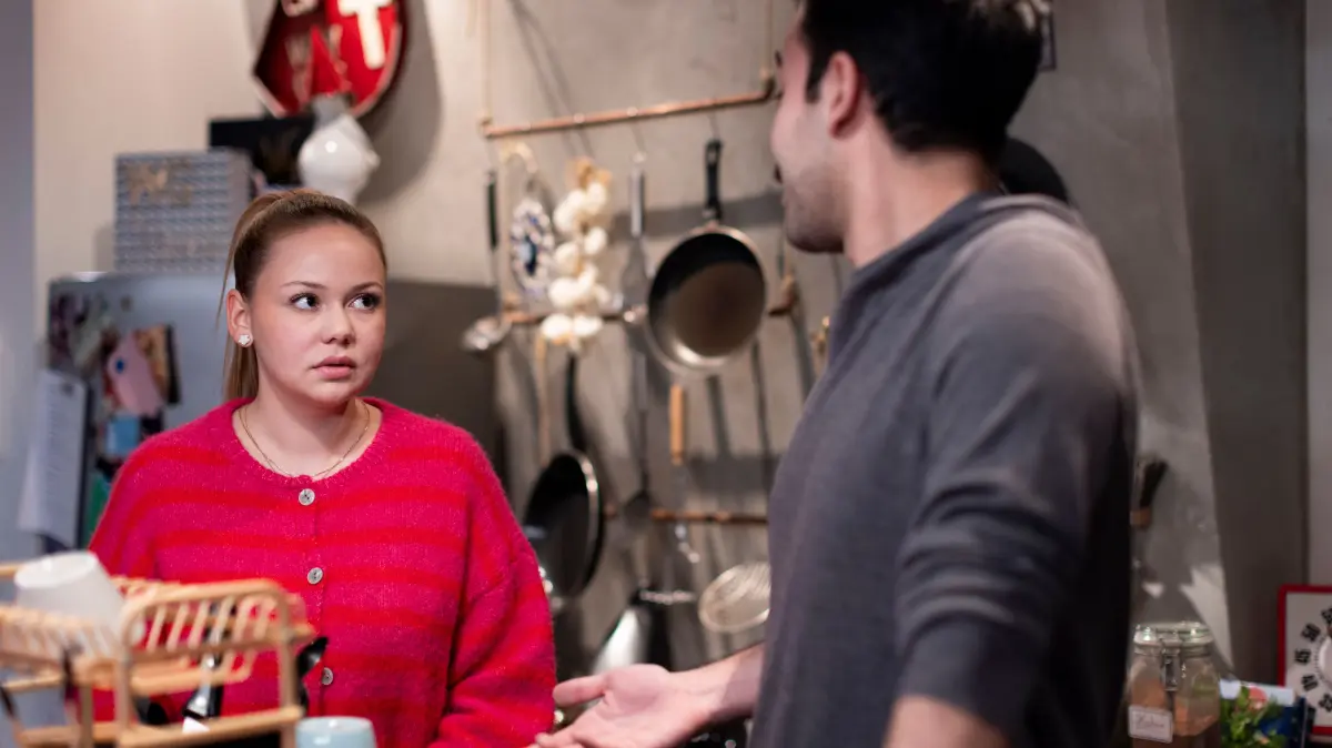 Ronja (Theresa Traser) weiß nicht, ob Baris' (Metehan Demiröz) Vermutung, sie würde auf Julius stehen, gut oder schlecht für sie ist.