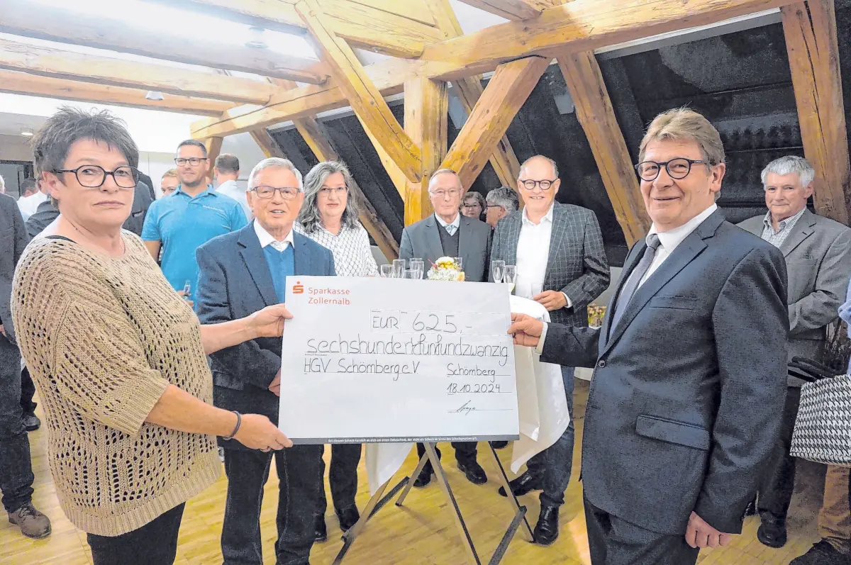 Die Vorsitzende Juliane Haas und Bürgermeister Karl-Josef Sprenger bei der 125-Jahr-Feier des HGV. Im Hintergrund sind die früheren Ausschussmitglieder zu sehen.⇥ Fotos: Volker Schweizer