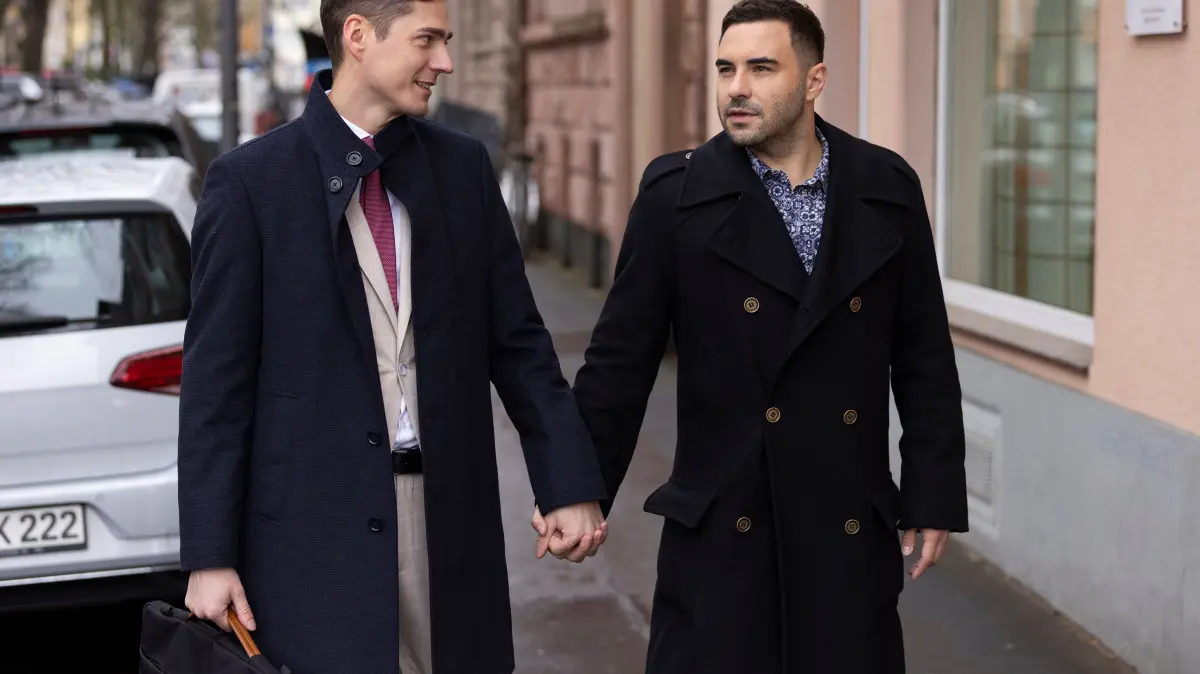 Ringo (Timothy Boldt, l.) und Easy (Lars Steinhöfel) glauben, doch eine Menge bei Julius richtig gemacht zu haben.