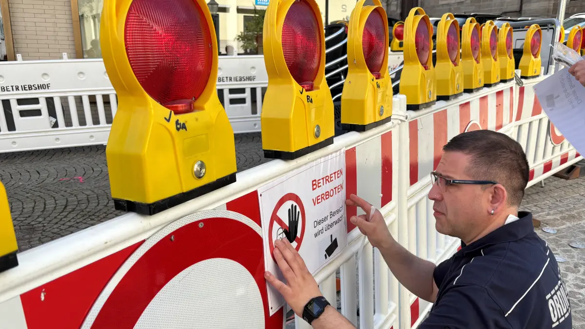 Wenn es anders nicht geht, dann muss eben überwacht werden: Das städtische Ordnungsamt hat am Freitagmorgen auf erste Beschädigungen auf dem erst im Umbau befindlichen Hechinger Marktplatz reagiert.
