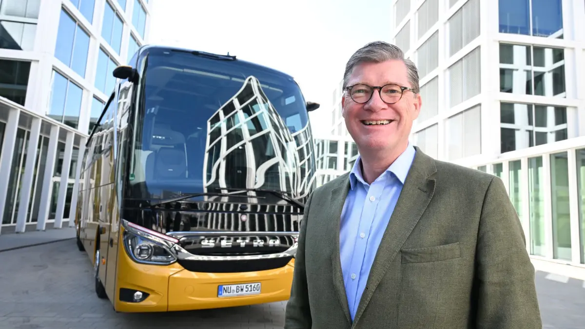 Daimler-Buses-Chef Oberwörder: ARCHIV - 11.04.2025, Baden-Württemberg, Stuttgart: Till Oberwörder, Vorstand des Busherstellers Daimler Buses, steht im April 2025 vor einem Setra-Reisebus vor der Daimler Trucks Zentrale. (zu dpa: «Daimler Buses investiert kräftig ins europäische Servicenetz») Foto: Bernd Weißbrod/dpa +++ dpa-Bildfunk +++