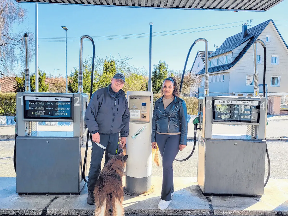 Oliver Konzelmann und die Geschäftsführerin Natascha Frimpong freuen sich, mit ihren Gästen das 40-jährige Bestehen am Samstag, 25. April, gebührend feiern zu können. Im Bild rechts: Ein tolles Team: Natascha Frimpong, Oliver Konzelmann und Lothar Müller (v.l.n.r.). ⇥Fotos: Dennis Breisinger