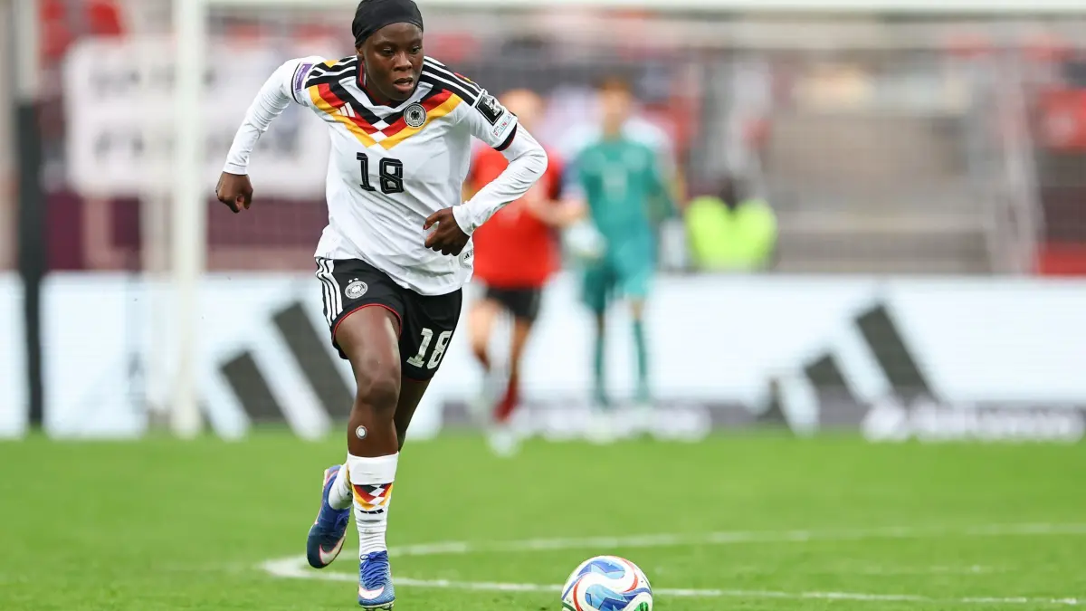 Deutschland - Österreich: 14.04.2026, Bayern, Nürnberg: Fußball, Frauen: WM-Qualifikation Europa Frauen, Deutschland - Österreich. Liga A, Gruppe D, 3. Spieltag, Max-Morlock-Stadion. Nicole Anyomi (Deutschland) spielt den Ball. (zu dpa: «Stärken, Schwächen, Taktik: Die DFB-Frauen im Halbzeit-Check») Foto: Daniel Karmann/dpa +++ dpa-Bildfunk +++