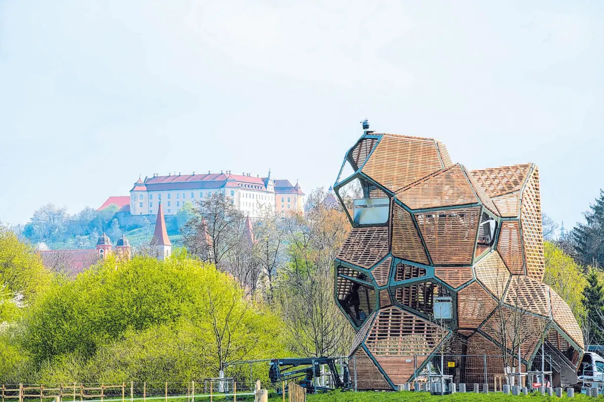 Spiel- und Aussichtsturm aus Holz vor dem Schloss.⇥Foto: Stefan Puchner/dpa