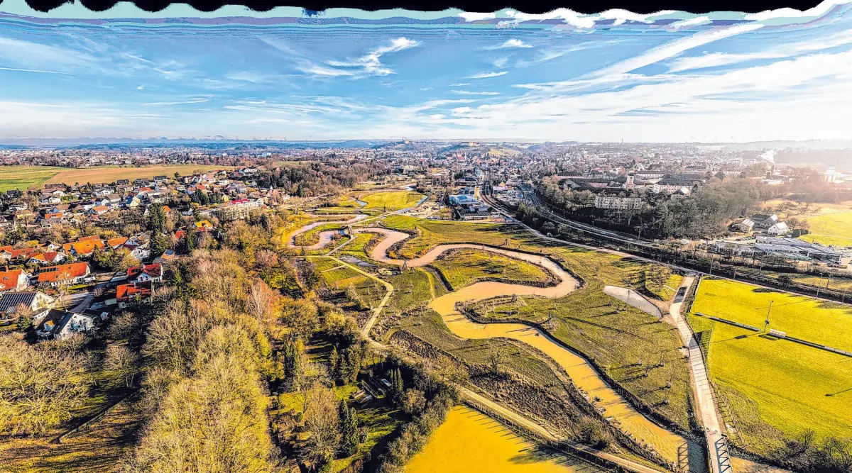 Die renaturierte Jagst mäandert durch das Gartenschaugelände.⇥Foto: LGS