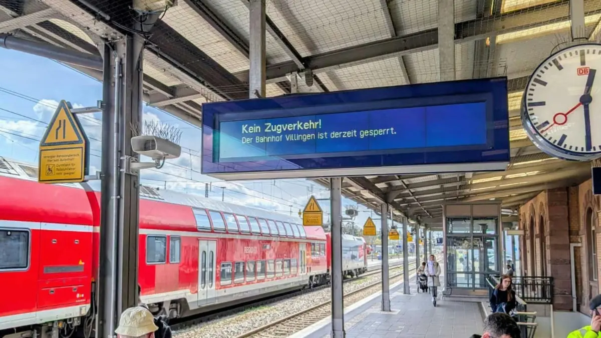 Derzeit ist der Bahnhof in Villingen aufgrund einer entgleisten Rangierlok gesperrt.