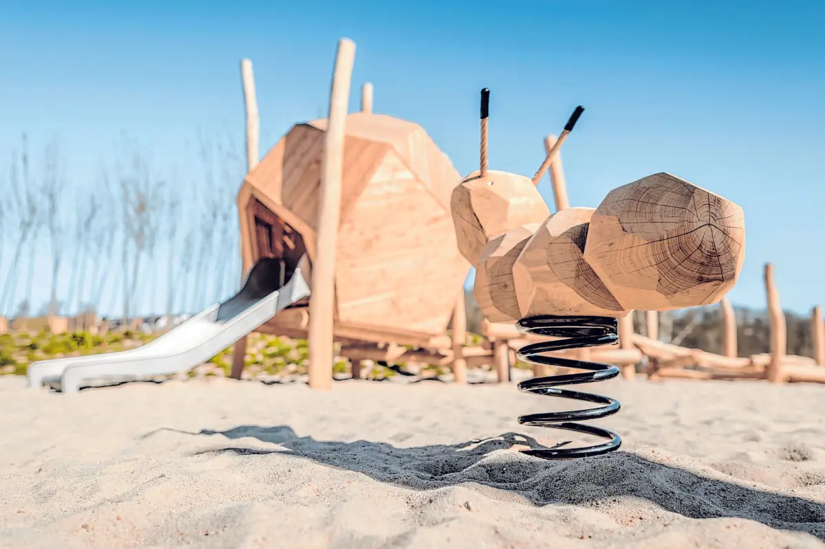 Spielplatz mit Holztieren.