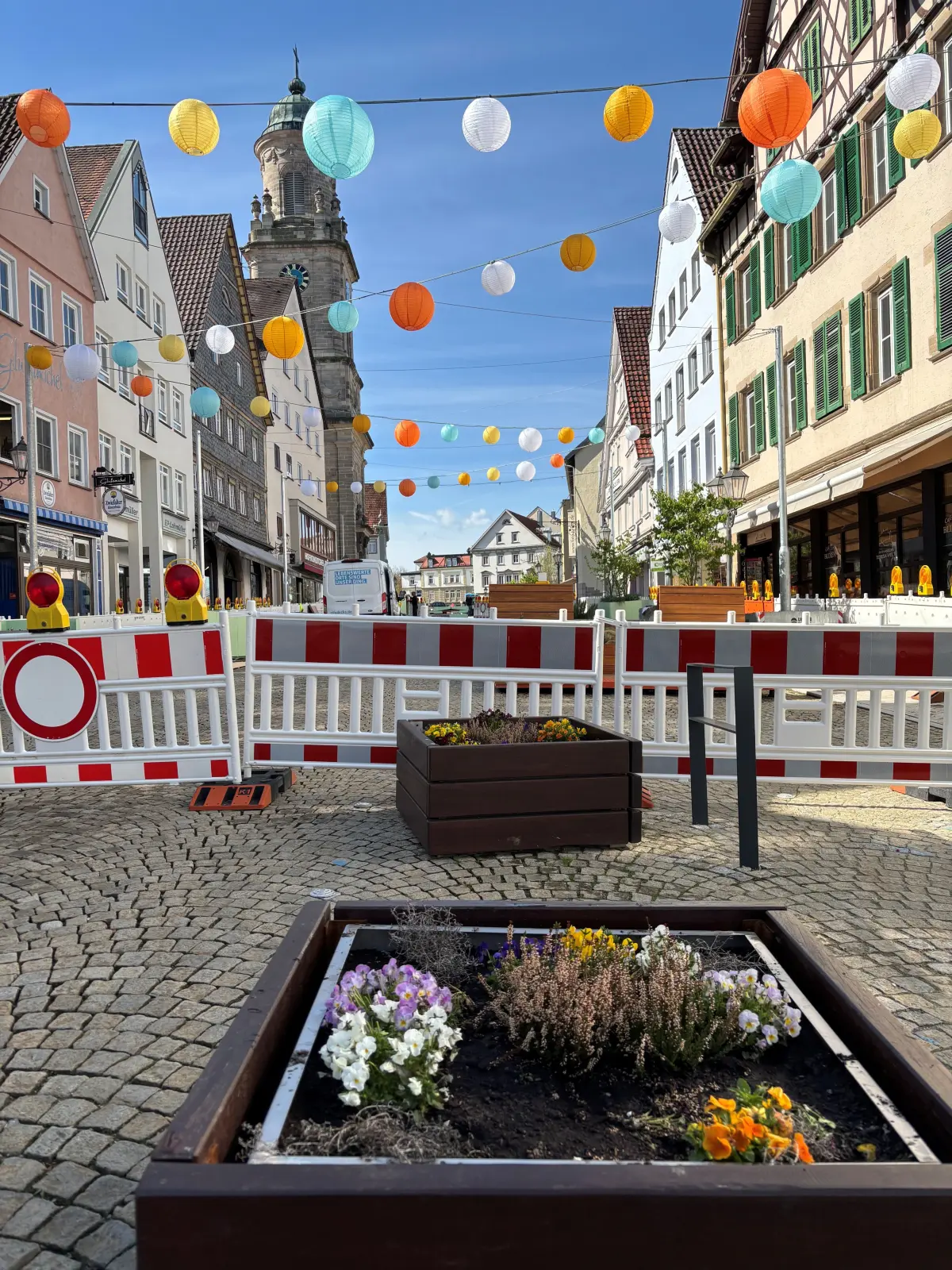 Der Himmel über dem Hechinger Marktplatz ist bunt und wird ab Mai abends beleuchtet. Die neuen Blumenkübel sind allerdings schon von Unbekannten heimgesucht worden.