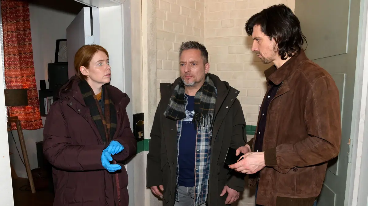 Toni (Olivia Marei, l.) und ihr Kollege Holger Schmitt (Timo Hastenpflug) widmen sich ihrem neuen Fall. Michi (Lars Pape) wird als Zeuge vernommen.