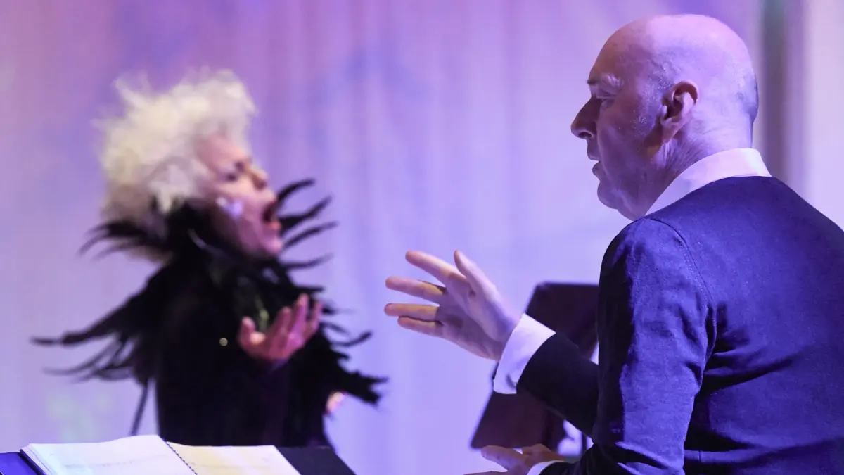 "Hommage à Klaus Nomi" von Olga Neuwirth mit Anna Clementi. Jürgen Grözinger dirigiert im Ulmer Stadthaus das European Music Project.