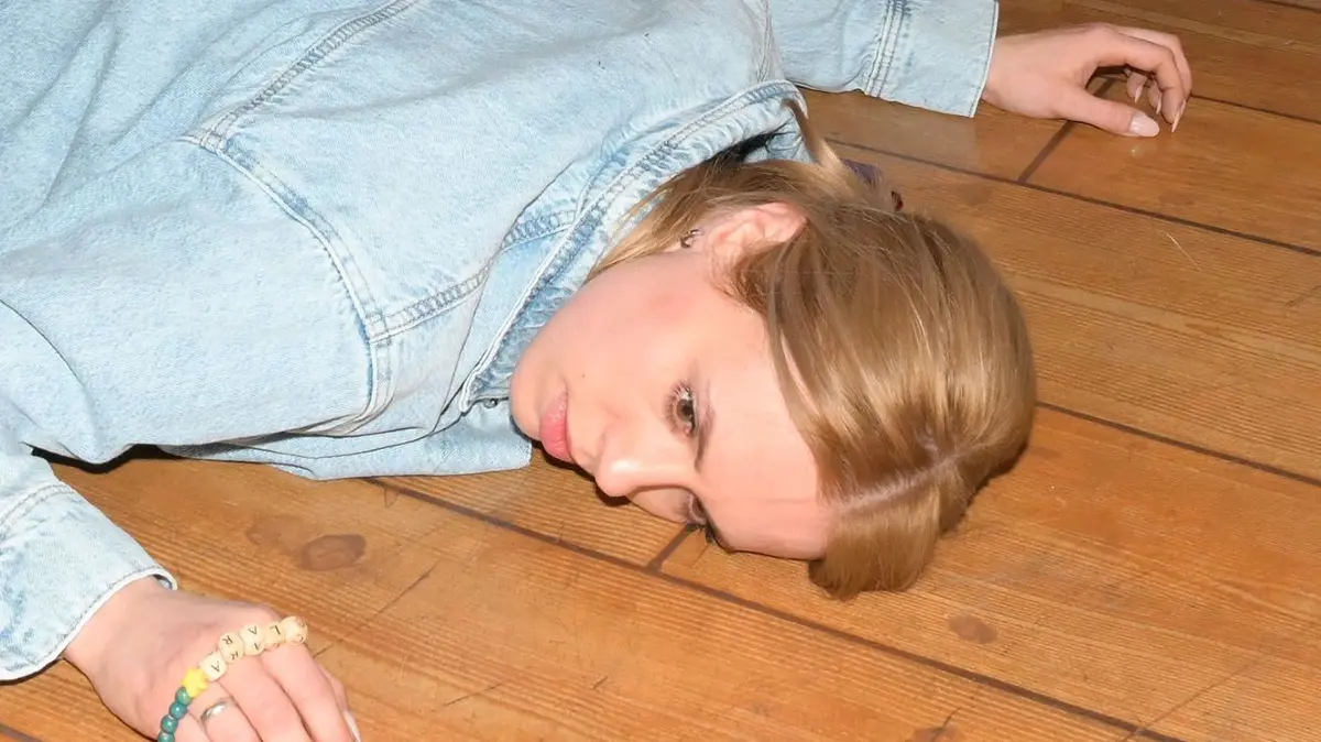 Jo Gerner (Wolfgang Bahro) gilt als Hauptverdächtiger, Zoe (Lara Dandelion Seibert) ermordet zu haben.