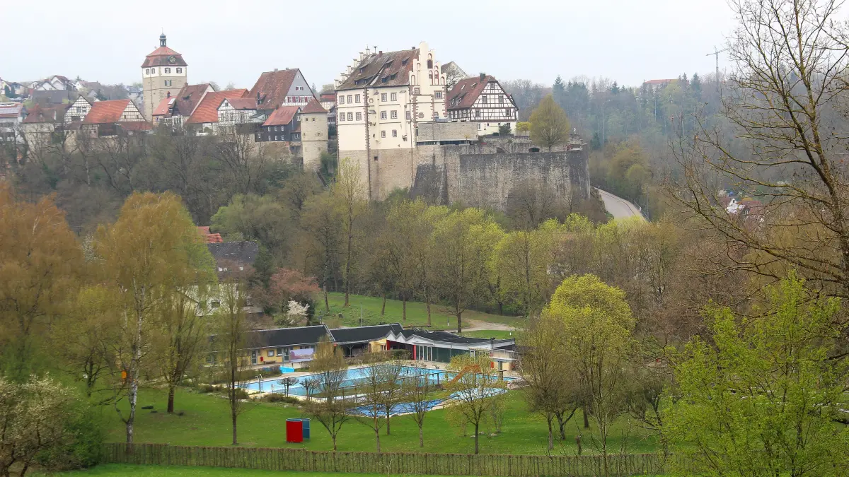 Das Mineralfreibad Vellberg liegt eingebettet im Tal vor der historischen Altstadtkulisse.