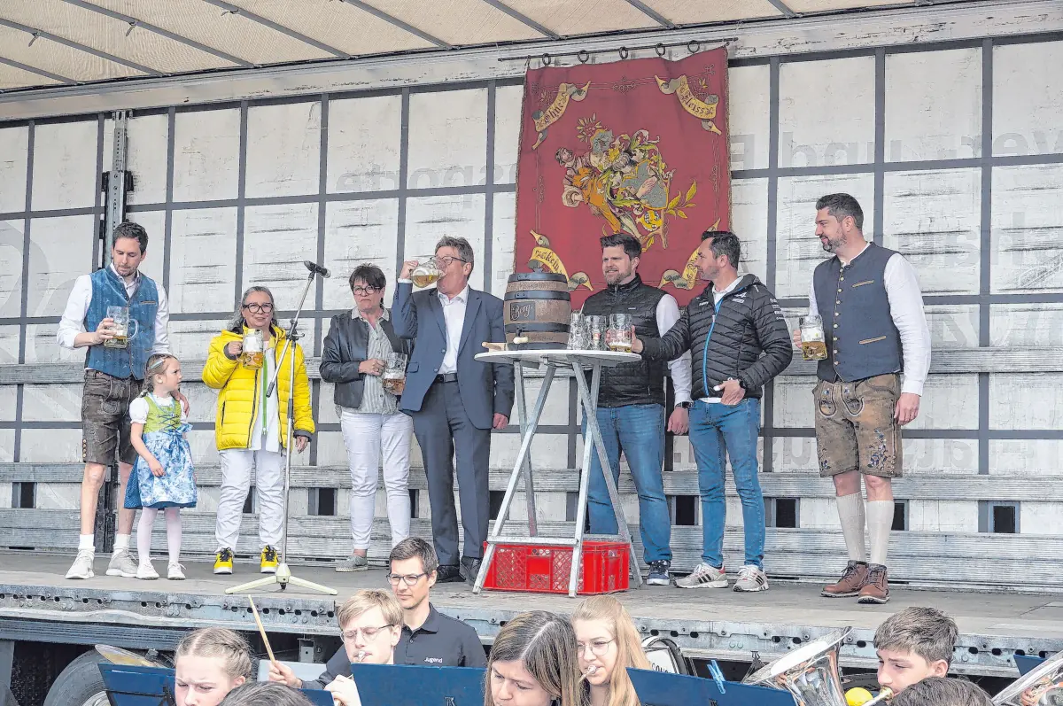Nachdem Bürgermeister Karl Josef Sprenger beim Frühlingsfest im letzten Jahr das erste Fass angestochen hatte, hieß es für die HGV-Vorsitzende Juliane Haas (Dritte von links) und ihre Vorstandskollegen „Hoch die Krüge“.