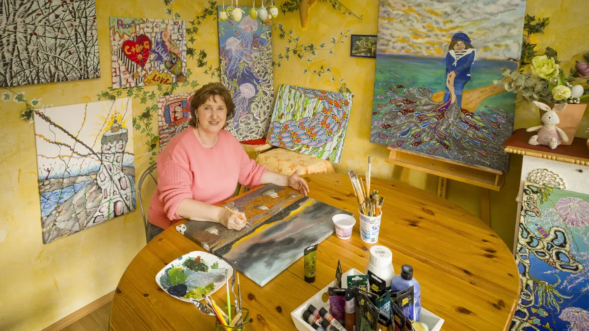 Porträt von Claudia Grages, Maskenbildnerin und freischaffende Künstlerin aus Ulm, die in Pfuhl Bretagne-Gemälde ausstellt