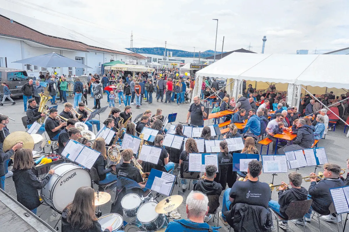 Sicherlich bleiben wieder viele Küchen kalt. Hunger leiden muss bestimmt auch dieses Jahr niemand. Die musikalische Untermalung bei der offiziellen Eröffnung des ersten HGV-Frühlingsfestes (Bild oben).