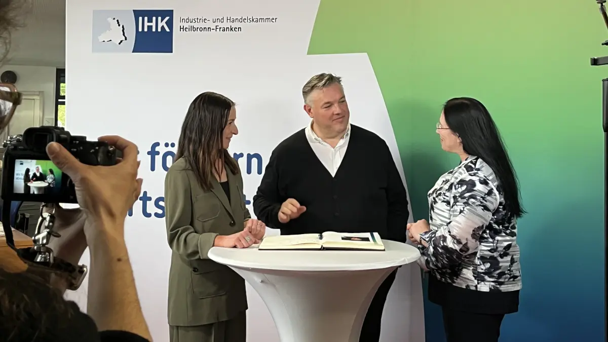 IHK Frühjahrsempfang mit Rolf Schumann. Der Co_CEO von Schwarz-Digits tauschte sich mit IHK Hauptgeschäftsführerin Elke Döring und IHK-Präsidentin Kirsten Hirschmann aus.