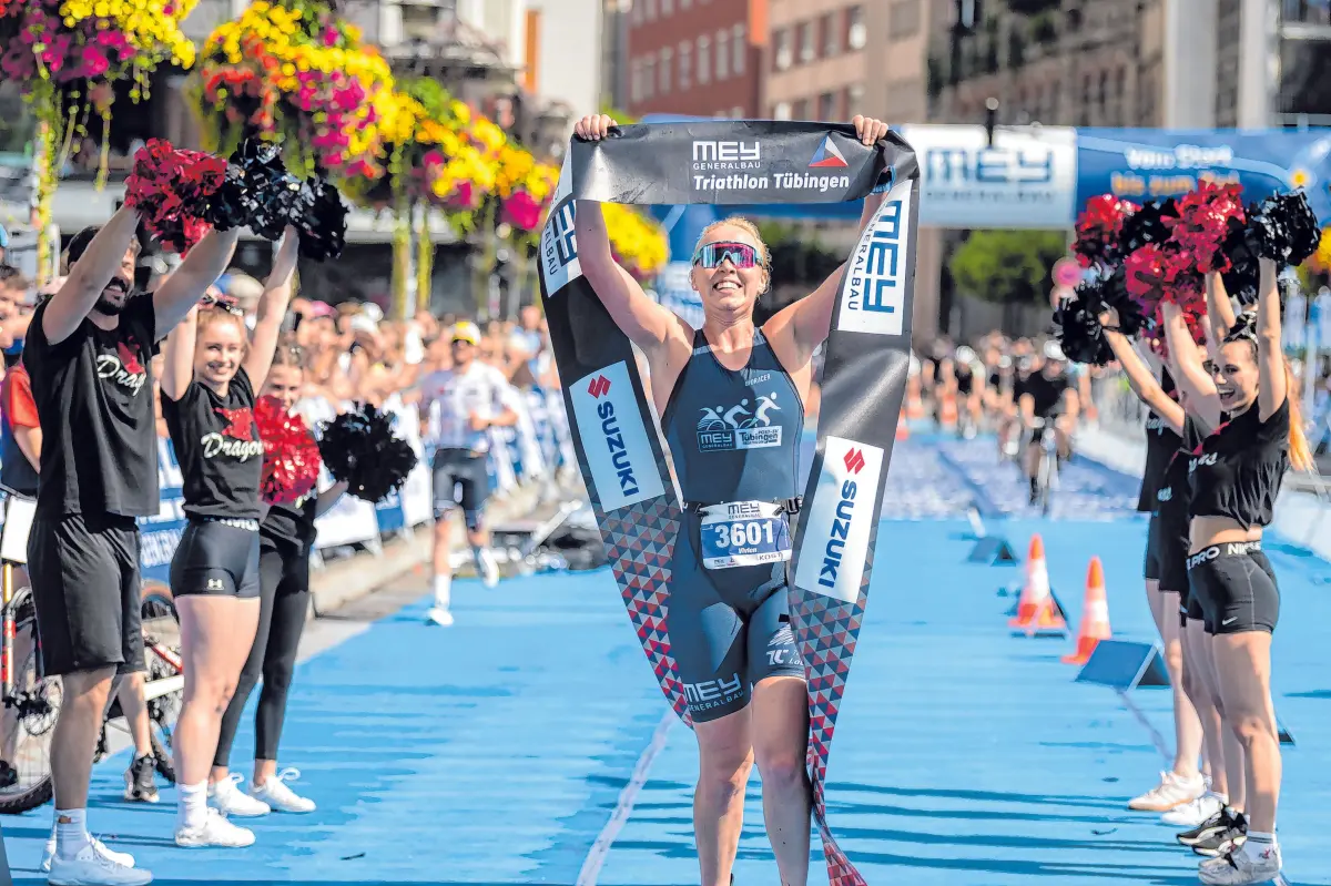 Bald ist es wieder soweit und die Triathletinnen undTriathleten schwimmen im Neckar, bevor sie durch den Schönbuch radeln, um sich dann auf zur Schluss-Etappe durch die schöne Tübinger Altstadt zu machen. Auf der Neckarbrücke laufen sie dann glücklich über die Ziellinie.Fotos: DTU/Silas Stein