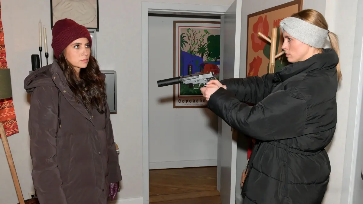Als Laura (Chryssanthi Kavazi, l.) von Zoe (Lara Dandelion Seibert) in ihrer Wohnung ertappt wird, kommt es zum Kampf der Erzfeindinnen.