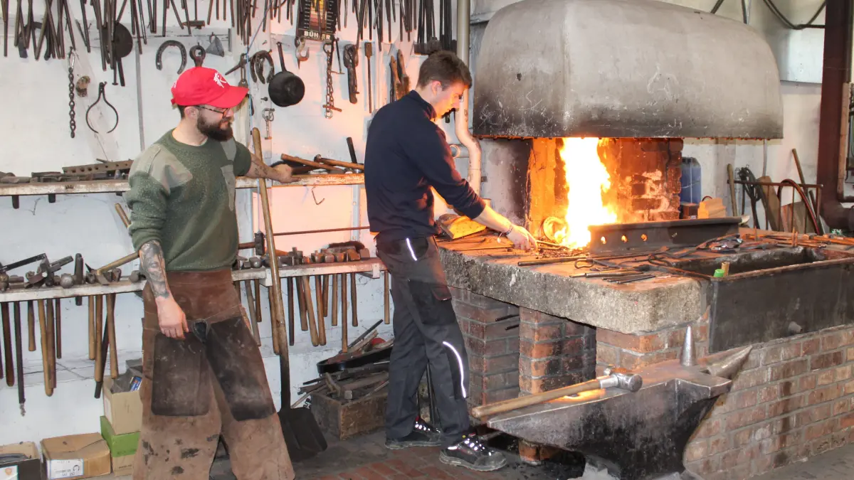 Die Esse in der Marbacher Schmiede wird angeheizt.