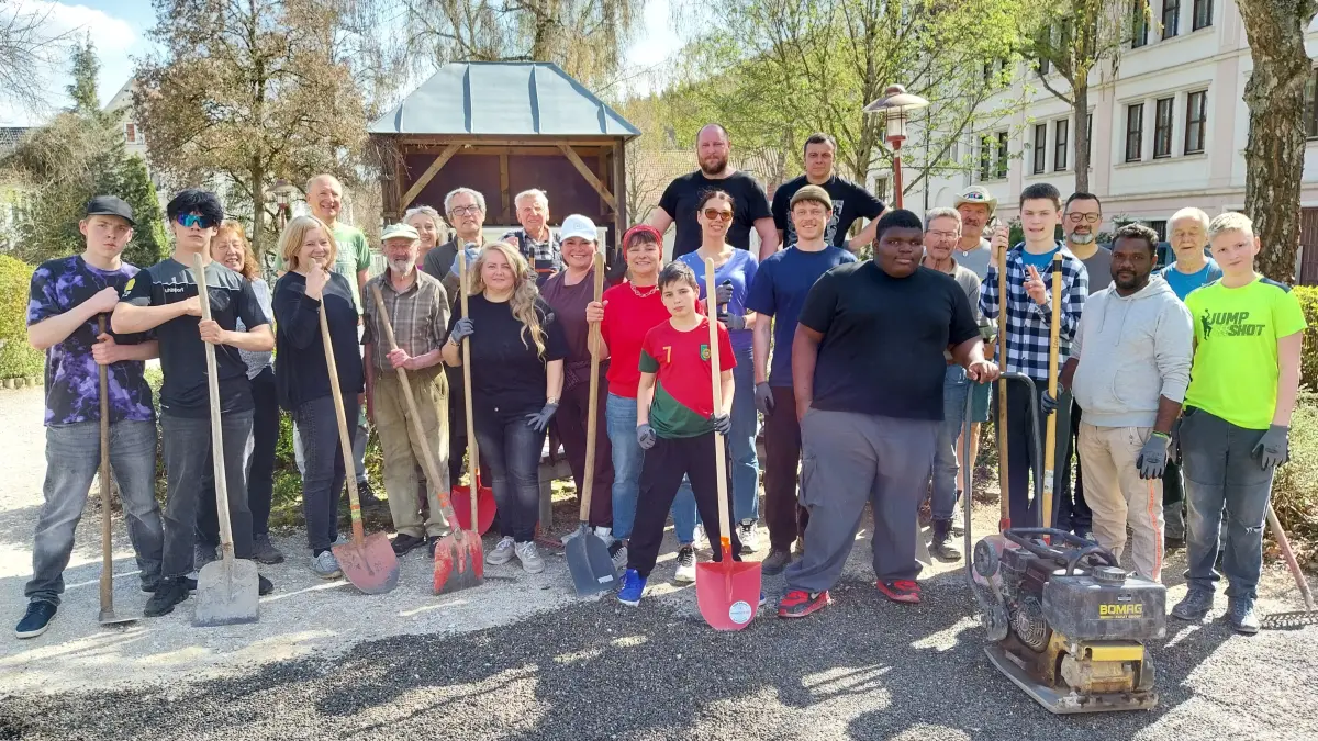 Gemeinsam anpacken für einen lebenswerten Uhlandsgarten: Rund 30 Helfer engagierte sich bei der Bürgeraktion am vergangenen Freitag.