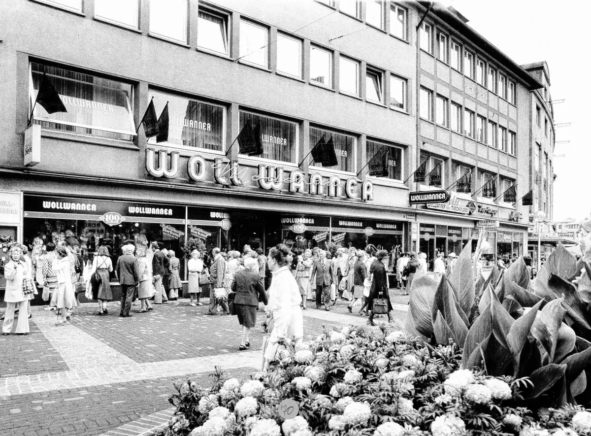150 Jahre Woll-Wanner: Damals wie heute überzeugt das Traditionshaus Kundinnen und Kunden mit fachkundiger, freundlicher und hilfsbereiter Beratung. ⇥Fotos: uho, Archiv