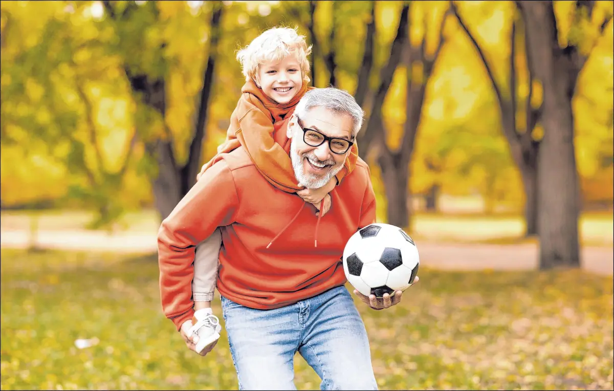 Mehr Zeit für die Enkel: Mit dem Eintritt in die Rente können sich die persönlichen Prioritäten neu gewichten. Foto: txn/Adobe Stock_ JenkoAtaman/Randstad