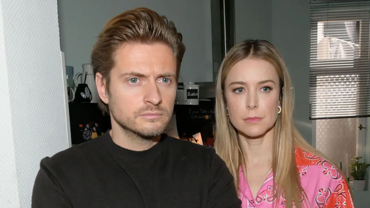 Philip (Jörn Schlönvoigt) ahnt nicht, dass Jessica (Nina Ensmann) von einer Hochzeit träumt.