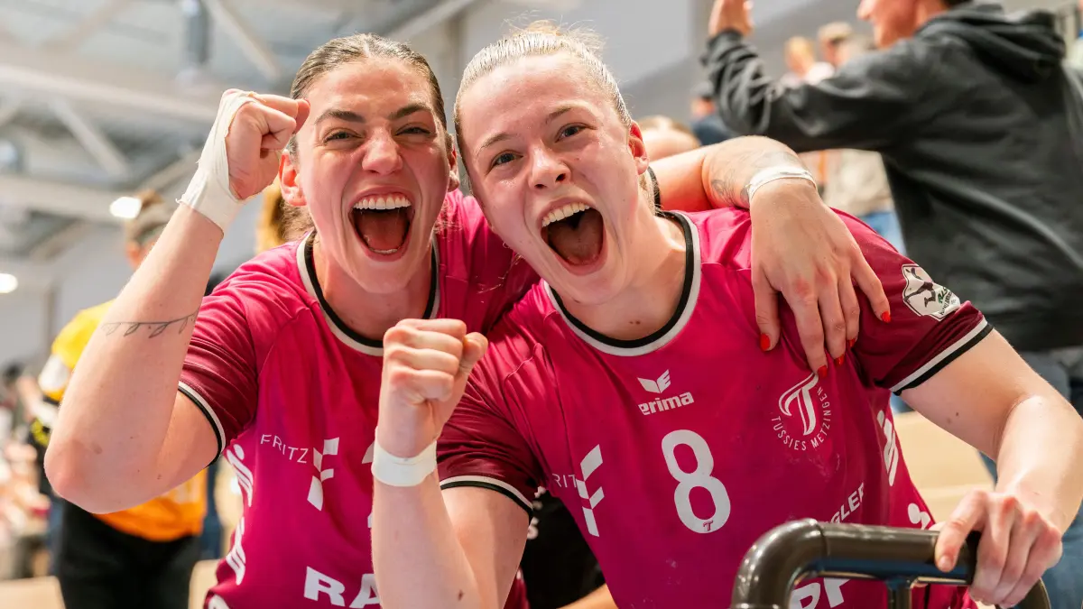 GER, Buxtehuder SV vs TuS Metzingen, Handball, Alsco HBF, Playoffs 5-11 Spieltag 1, Saison 2025/2026, 18.04.2026: Gabriela Bitolo (TuS Metzingen, #22) und Ida Petzold (TuS Metzingen, #08) jubelt/Jubel nach Sieg/Spielende mit den Fans,
GER, Buxtehuder SV vs TuS Metzingen, Handball, Alsco HBF, Playoffs 5-11 Spieltag 1, Saison 2025/2026, 18.04.2026
Foto: Eibner-Pressefoto/Max Vincen