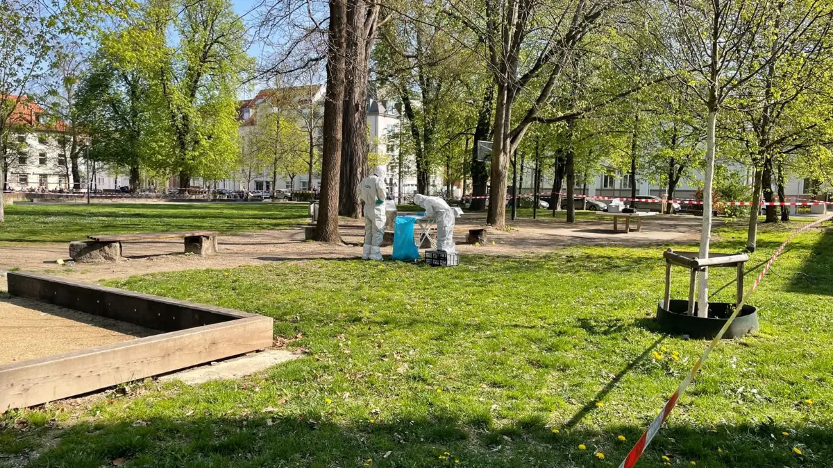 Ein Teil des Karlsplatzes ist für die forensischen Arbeiten der Polizei abgesperrt.