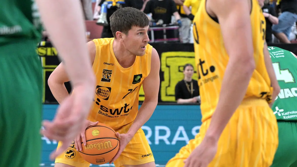 Tigers Tuebingen vs. EPG Baskets Koblenz Basketball, 2.Barmer Basketball Bundesliga, 32.Spieltag, Saison 2025/2026, 18.04.2026 : Till-Joscha Joenke (Tigers Tuebingen, #26) im Zweikampf mit Aleksa Kovacevic (EPG Baskets Koblenz, #4)
Tigers Tuebingen vs. EPG Baskets Koblenz
Basketball, 2.Barmer Basketball Bundesliga, 32.Spieltag, Saison 2025/2026, 18.04.2026
Foto: Eibner-Pressefoto/ Tobias Baur