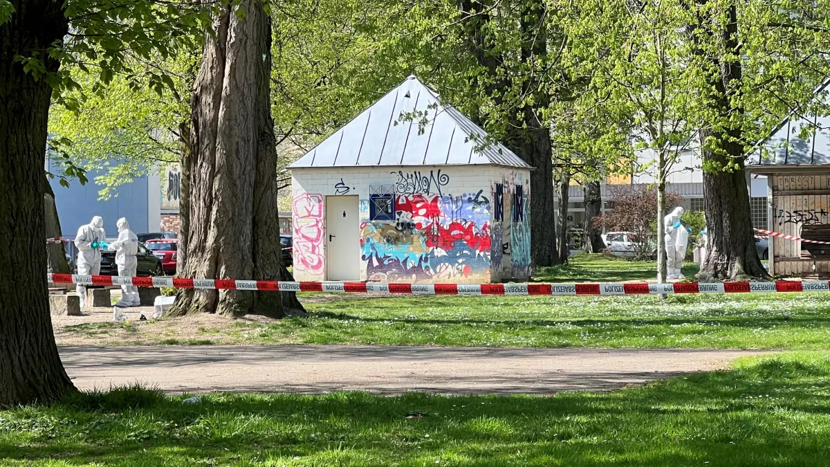 Die Kripo und die Spurensicherung im Einsatz am Ulmer Karlsplatz. Am 18.04.2026 war hier ein Mann mit lebensbedrohlichen Verletzungen gefunden worden.