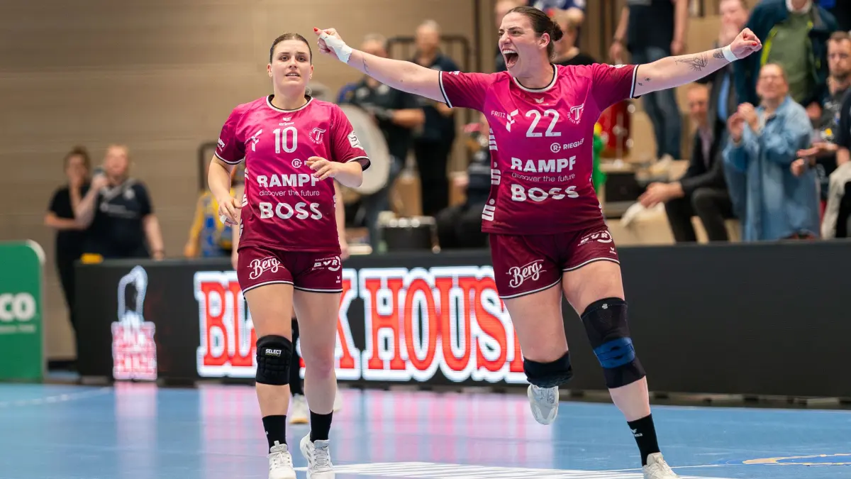 GER, Buxtehuder SV vs TuS Metzingen, Handball, Alsco HBF, Playoffs 5-11 Spieltag 1, Saison 2025/2026, 18.04.2026: Gabriela Bitolo (TuS Metzingen, #22) jubelt/Jubel mit Nele Franz (TuS Metzingen, #10),
GER, Buxtehuder SV vs TuS Metzingen, Handball, Alsco HBF, Playoffs 5-11 Spieltag 1, Saison 2025/2026, 18.04.2026
Foto: Eibner-Pressefoto/Max Vincen