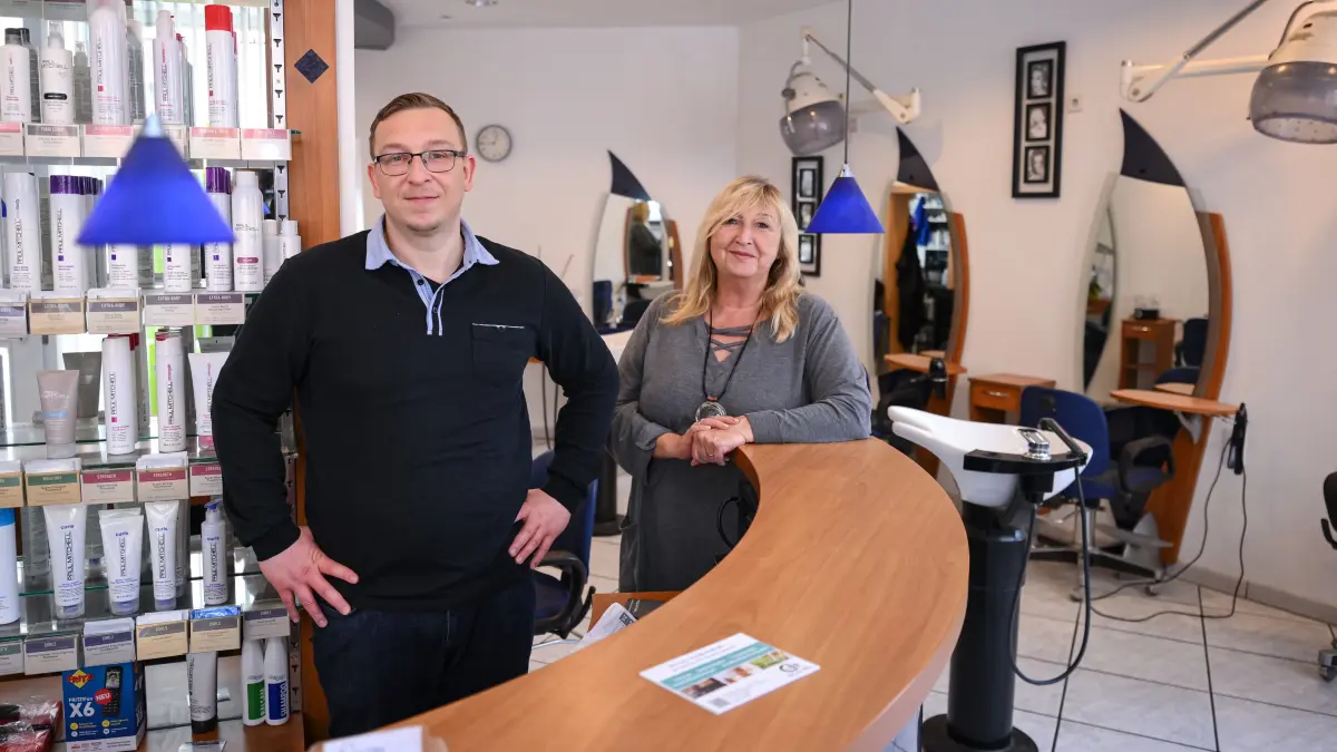 Friseursalon Wittke, Sven Bollinger: Horb (Kreis Freudenstadt) 16.04.2026
Friseursalon Wittke, Sven Bollinger (li) und Birgit Bollinger im Ladengeschaeft
FOTO: Pressefoto ULMER / Markus Ulmer
xxNOxMODELxRELEASExx