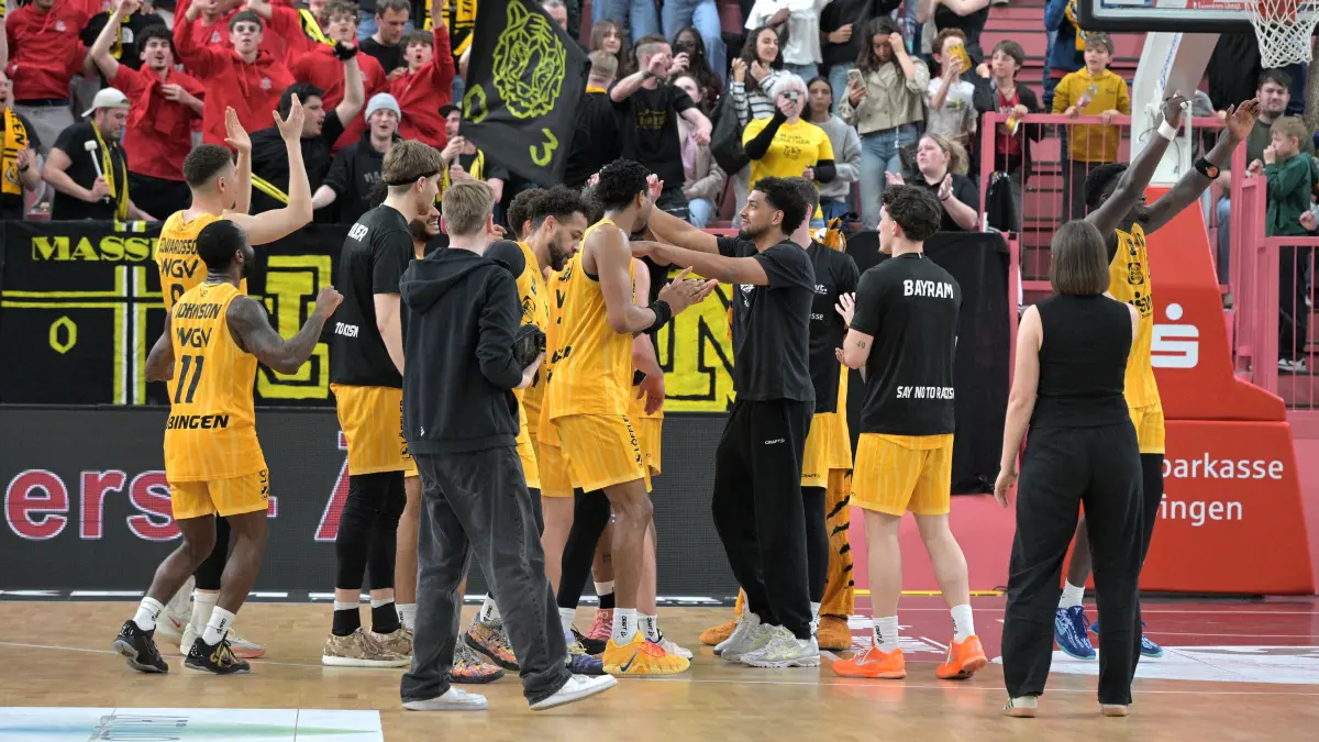 Tigers Tuebingen vs. EPG Baskets Koblenz Basketball, 2.Barmer Basketball Bundesliga, 32.Spieltag, Saison 2025/2026, 18.04.2026 : die Tigers Tuebingen feiern den 79:78 Heimsieg mit ihren Fans
Tigers Tuebingen vs. EPG Baskets Koblenz
Basketball, 2.Barmer Basketball Bundesliga, 32.Spieltag, Saison 2025/2026, 18.04.2026
Foto: Eibner-Pressefoto/ Tobias Baur