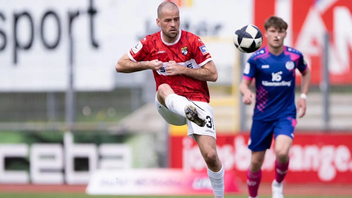 Ivo Colic, (TSG Balingen, #31), am Ball TSG Balingen vs. 1. FSV Mainz 05, Fussball, Regionalliga Suedwest, 29. Spieltag, Saison 2025/2026, 18.04.2026, Eibner-Pressefoto/Andreas Ulmer