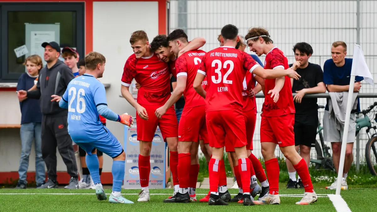 FC Rottenburg vs. TSG Hofherrnweiler-Unterrombach, Fussball, Verbandsliga Wuerttemberg, 27. Spieltag, Saison 2025/2026, 18.04.2026: Freude, Jubel, von links Julian Haefner (FC Rottenburg, #26), der Torschuetze zum1:0 Nick Heberle (FC Rottenburg, #16) und der Torschuetze zum 2:0 Lennis Eberle (FC Rottenburg, #10), Luca Alfonzo (FC Rottenburg, #28), Aaron Leyhr (FC Rottenburg, #32), Jakob Bader (FC Rottenburg, #17)
FC Rottenburg vs. TSG Hofherrnweiler-Unterrombach, Fussball, Verbandsliga Wuerttemberg, 27. Spieltag, Saison 2025/2026, 18.04.2026,
Foto: Eibner-Pressefoto/Ralph Kunze