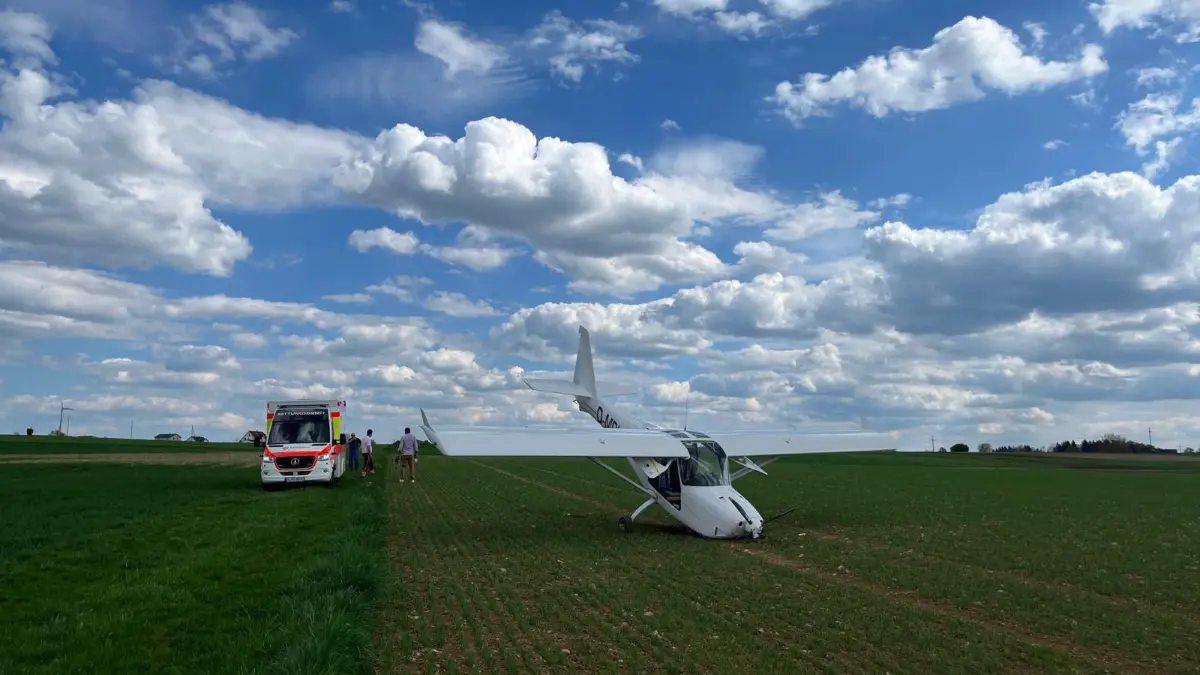 Zeugen hatten den Absturz beobachtet, weshalb der Krankenwagen schnell vor Ort war.