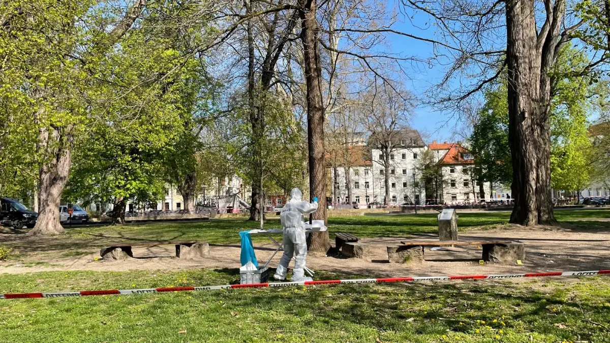 Spurensicherung am Karlsplatz: Die Ulmer Kripo versucht herauszufinden, warum dort in der Nacht zuvor ein schwer verletzter Mann gefunden wurde.