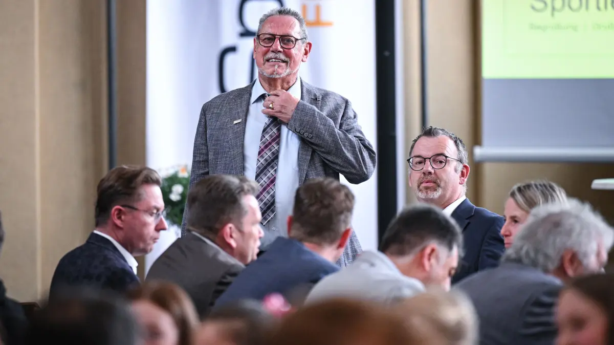 Sportlerehrung Sportkreis Freudenstadt 2026 : Sportlerehrung Sportkreis Freudenstadt 2026 18.04.2026
in Horb - Nordstetten
Alfred Schweizer (li, Praesident Sportkreis Freudenstadt) und Landrat Kreis Freudenstadt, Andreas Junt (re)
FOTO: Pressefoto ULMER / Markus Ulmer
xxNOxMODELxRELEASExx