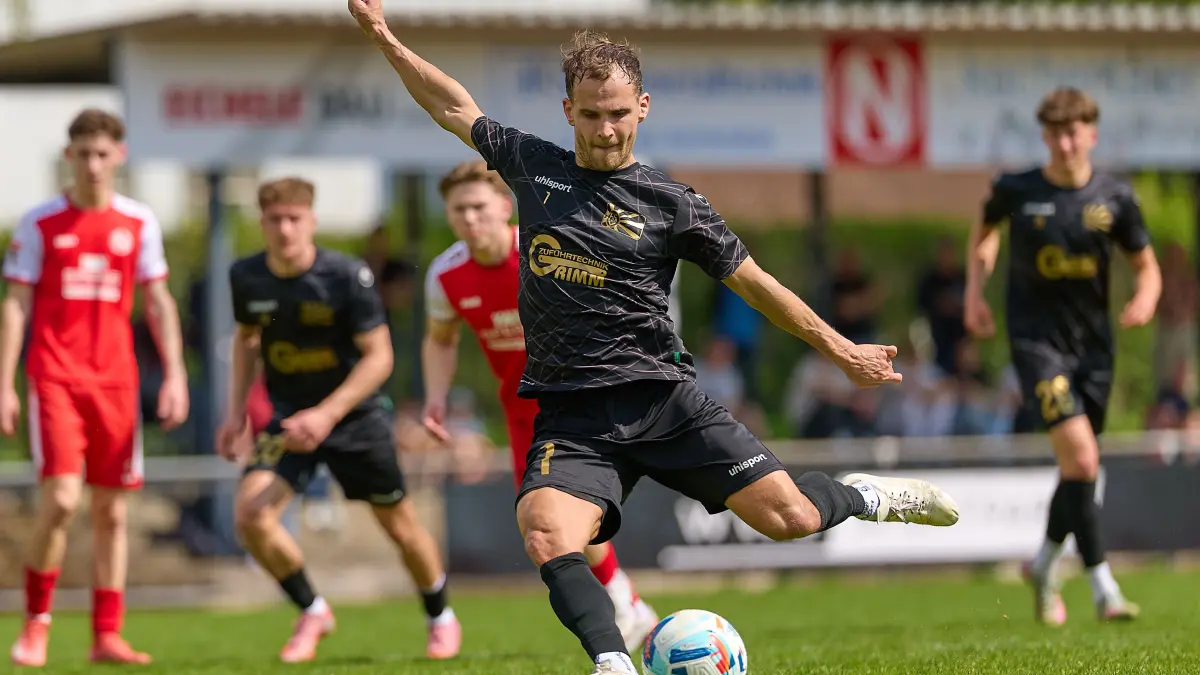 GER, 1. FC Normannia Gmuend vs. FC08 Villingen, Fussball, Oberliga Baden-Wuerttemberg, Herren, Spielzeit 2025/2026, 18.04.2026 : Christian Derflinger (FC 08 Villingen, #07) schiesst und verwandwelt den Handelfmeter zur 1:0 Fuehrung fuer FC 08 Villingen
GER, 1. FC Normannia Gmuend vs. FC08 Villingen, Fussball, Oberliga Baden-Wuerttemberg, Herren, Spielzeit 2025/2026, 18.04.2026
Foto: Eibner-Pressefoto/Gerald Oelze-de Stoppany