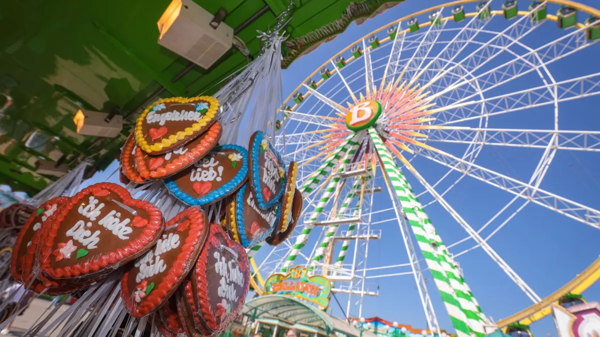 Auftakt 86. Stuttgarter Frühlingsfest: 18.04.2026, Baden-Württemberg, Stuttgart: Zum Auftakt des 86. Stuttgarter Frühlingsfests hängen Lebkuchenherzen vor dem Riesenrad. Im Frühling startet die baden-württembergische Landeshauptstadt traditionell auf dem Cannstatter Wasen in die Festsaison. Foto: Christoph Schmidt/dpa +++ dpa-Bildfunk +++