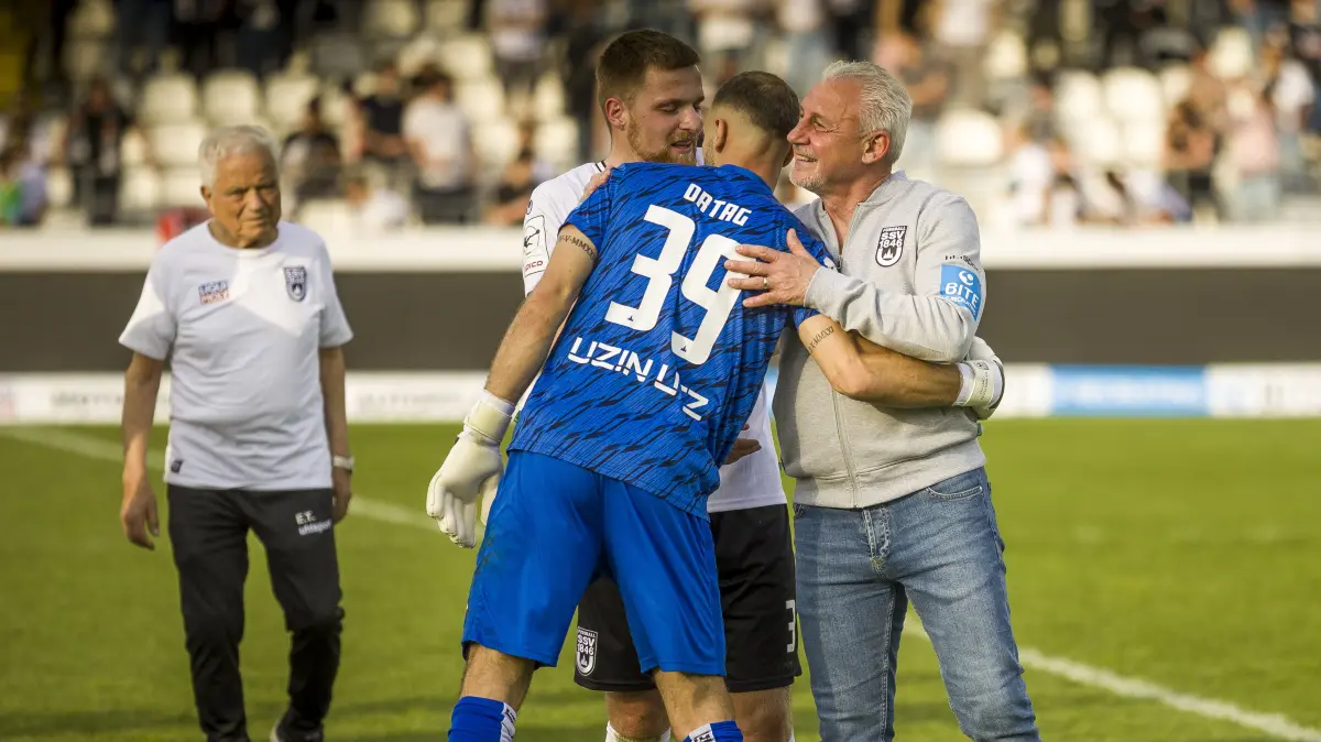 Fußball, SSV Ulm (weiß): Die Spatzen nach dem Heimspiel gegen Havelse (rot), Christian Ortag umarmt Pavel Dotchev, im Hintergrund links: Emilio Tancredi