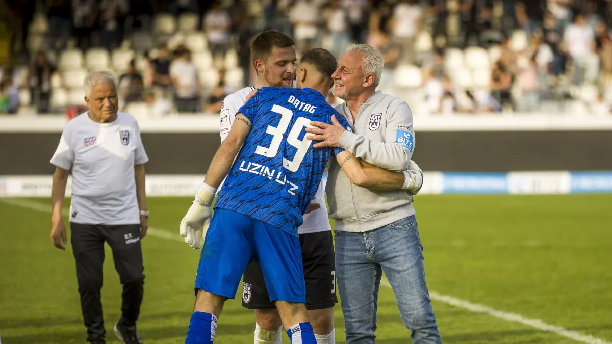 Fußball, SSV Ulm (weiß): Die Spatzen nach dem Heimspiel gegen Havelse (rot), Christian Ortag umarmt Pavel Dotchev, im Hintergrund links: Emilio Tancredi