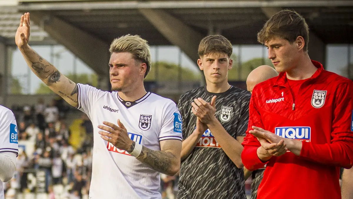 Fußball, SSV Ulm (weiß): Die Spatzen nach dem Heimspiel gegen Havelse (rot), Stadionrunde, Dennis Dressel, Lukas Mazagg, Jonathan Meier, Elias Löder, Max Brandt, Niklas Kölle, Mateo Mrden, Max Schmitt