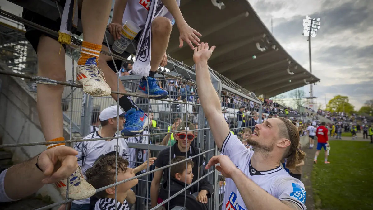 Fußball, SSV Ulm (weiß): Die Spatzen nach dem Heimspiel gegen Havelse (rot), Dennis Chessa, Fans