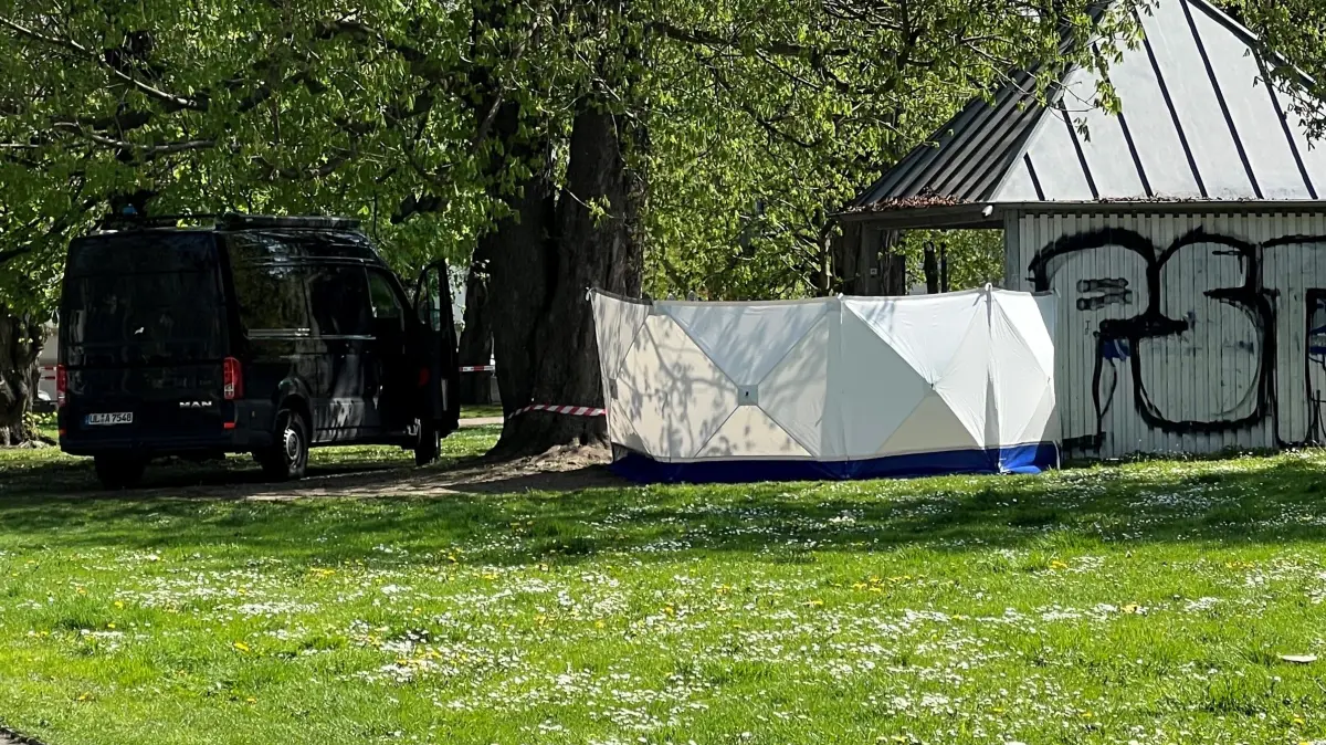 Die Kripo und die Spurensicherung im Einsatz am Ulmer Karlsplatz. Am 18.04.2026 war hier ein Mann mit lebensbedrohlichen Verletzungen gefunden worden.