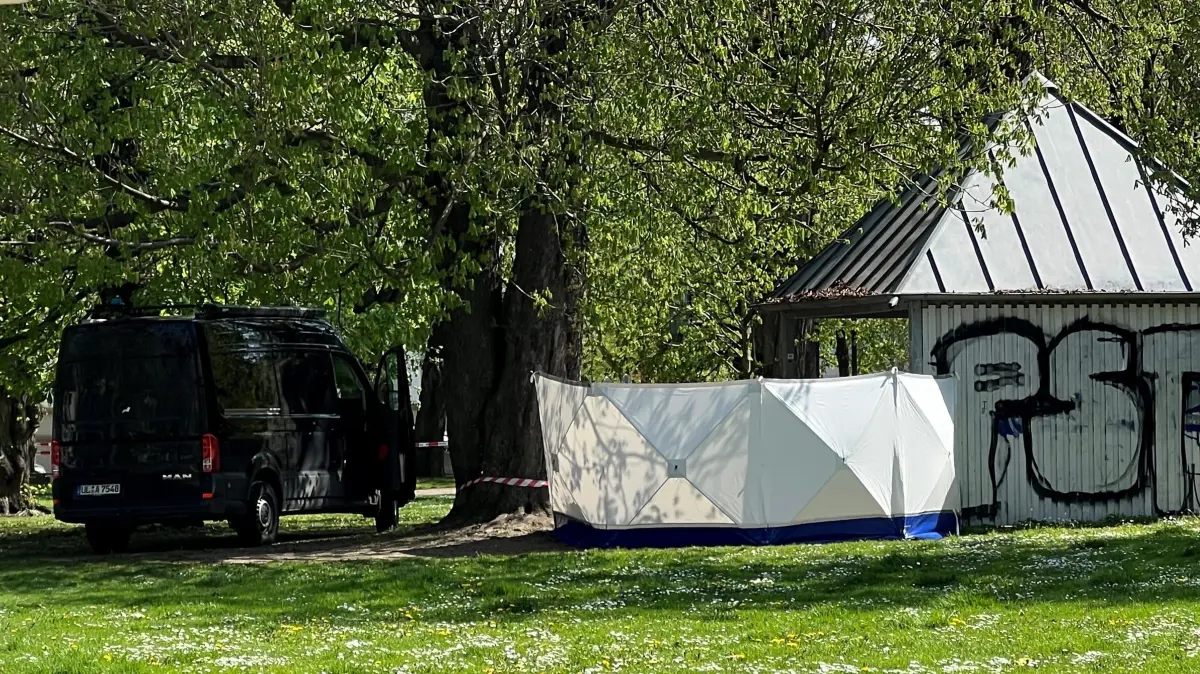 Die Kripo und die Spurensicherung im Einsatz am Ulmer Karlsplatz. Am 18.04.2026 war hier ein Mann mit lebensbedrohlichen Verletzungen gefunden worden.