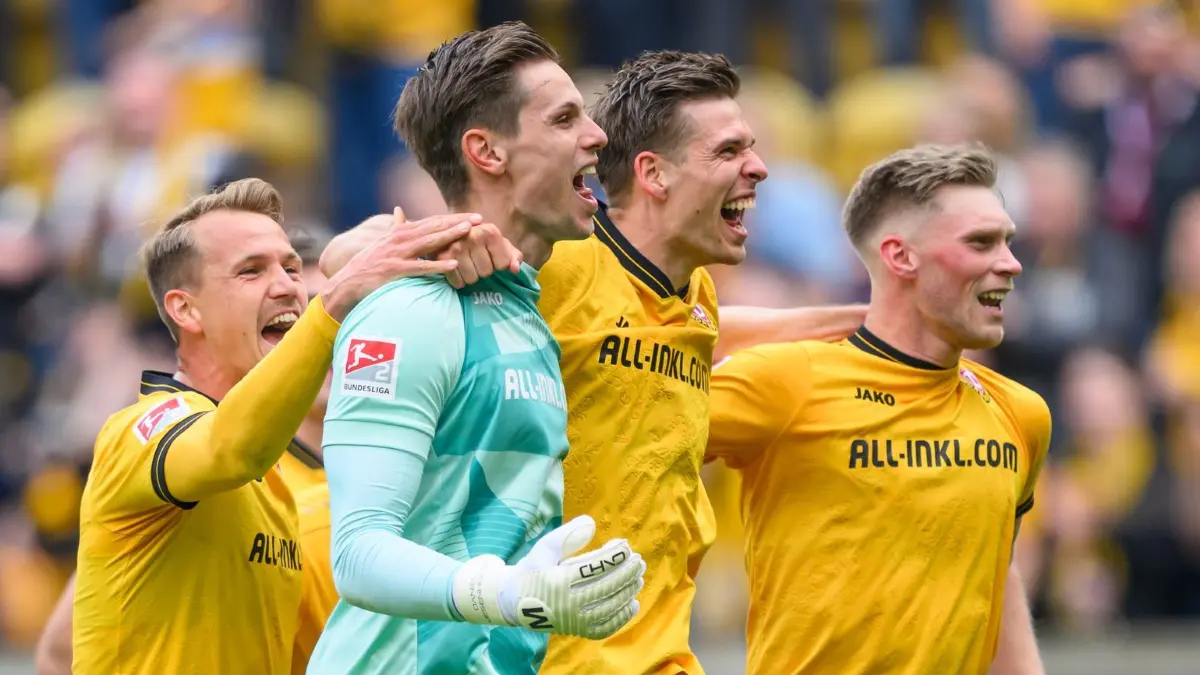 SG Dynamo Dresden - VfL Bochum: 18.04.2026, Sachsen, Dresden: Fußball, Männer: 2. Bundesliga, SG Dynamo Dresden - VfL Bochum, 30. Spieltag, Rudolf-Harbig-Stadion, Lukas Boeder (Dynamo Dresden, l-r), Torwart Daniel Mesenhöler (Dynamo Dresden), Alexander Rossipal (Dynamo Dresden) und Jonas Sterner (Dynamo Dresden) jubeln nach dem Sieg. Foto: Robert Michael/dpa - WICHTIGER HINWEIS: Gemäß den Vorgaben der DFL Deutsche Fußball Liga bzw. des DFB Deutscher Fußball-Bund ist es untersagt, in dem Stadion und/oder vom Spiel angefertigte Fotoaufnahmen in Form von Sequenzbildern und/oder videoähnlichen Fotostrecken zu verwerten bzw. verwerten zu lassen. +++ dpa-Bildfunk +++