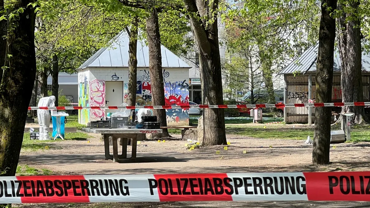 Die Kripo und die Spurensicherung im Einsatz am Ulmer Karlsplatz. Am 18.04.2026 war hier ein Mann mit lebensbedrohlichen Verletzungen gefunden worden.