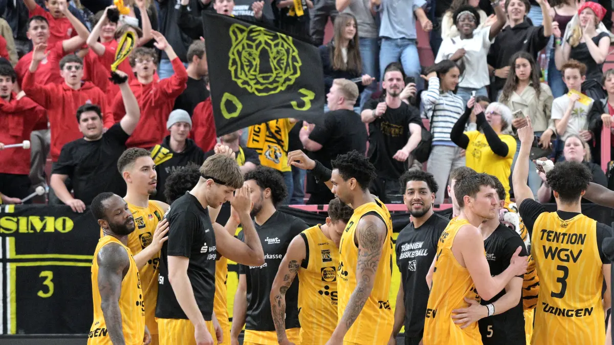 Tigers Tuebingen vs. EPG Baskets Koblenz Basketball, 2.Barmer Basketball Bundesliga, 32.Spieltag, Saison 2025/2026, 18.04.2026 : jubelt/Jubel nach Sieg/Spielende bei den Tigers Tuebingen
Tigers Tuebingen vs. EPG Baskets Koblenz
Basketball, 2.Barmer Basketball Bundesliga, 32.Spieltag, Saison 2025/2026, 18.04.2026
Foto: Eibner-Pressefoto/ Tobias Baur